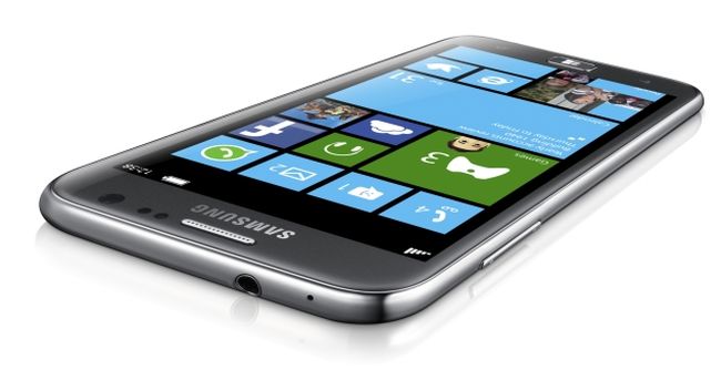 Samsung lanzara SM-W750V Windows Phone