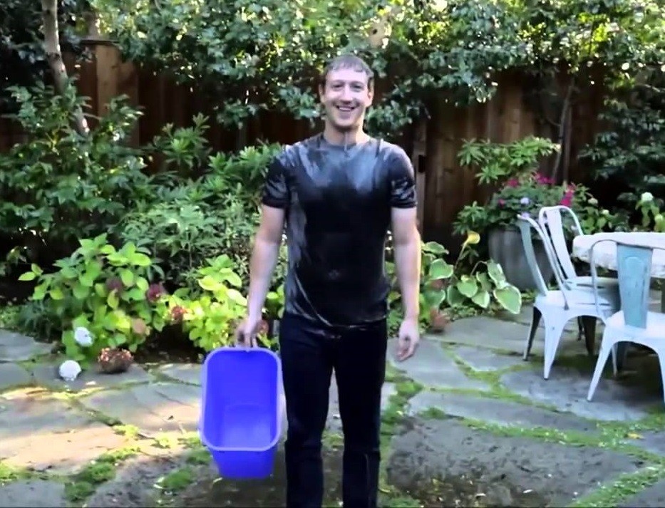Mark Zuckerberg reta a Bill Gates al cubetazo de agua helada