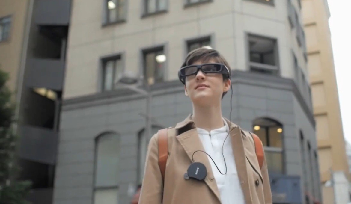 A primera vista, parece que Sony SmartEyeglass tiene mucho camino que recorrer para igualar y superar a Google Glass. Imagen: captura de pantalla 