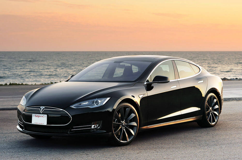 Tesla lanza su piloto automático casi autónomo